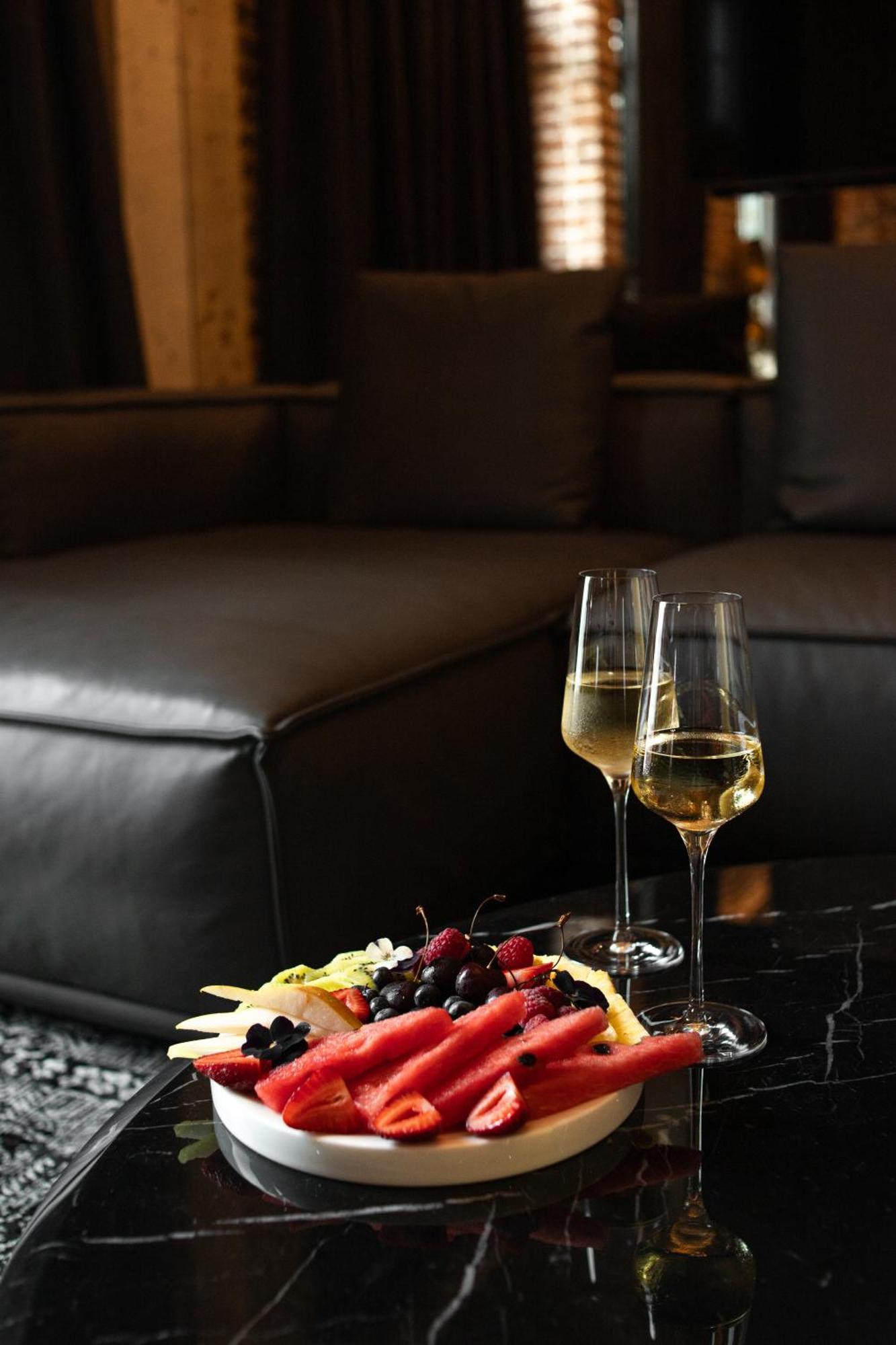 Mandarin Club House Hotel Batoemi Buitenkant foto