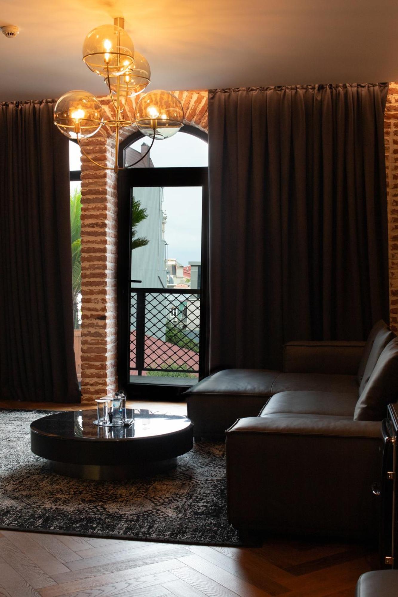 Mandarin Club House Hotel Batoemi Buitenkant foto